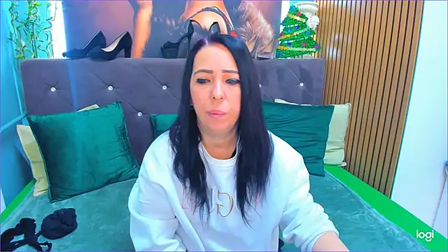 Snapshot of LauraSin chatting on 12-19-25, 04:30 LauraSin online show from 12-19-25, 04:30