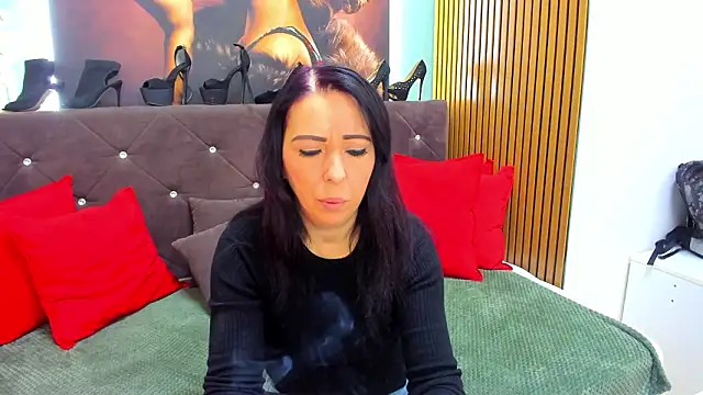 Snapshot of LauraSin chatting on 02-19-26, 06:59 LauraSin online show from 02-19-26, 06:59