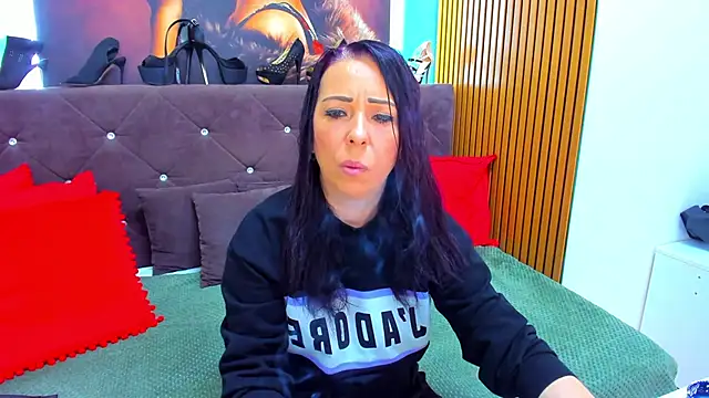 LauraSin online show from 05-20-26, 06:03