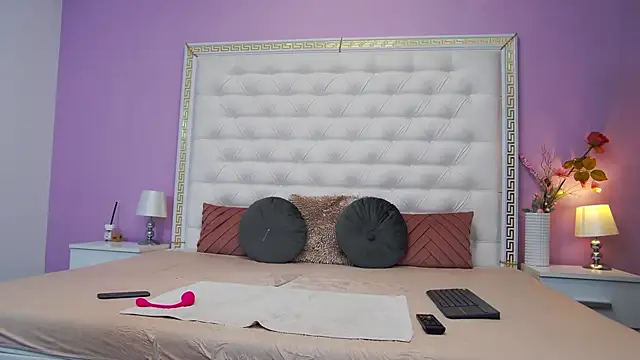 Lenna Paul online show from 10-10-25, 04:11