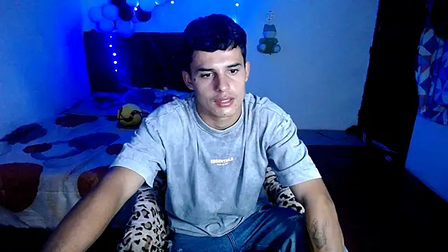 Snapshot of freddy_romas chatting on 12-15-25, 03:55 freddy romas online show from 12-15-25, 03:55