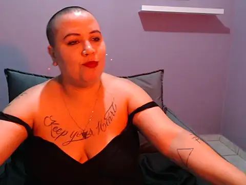 Snapshot of RevnaWalter chatting on 10-18-25, 12:24 RevnaWalter online show from 10-18-25, 12:24