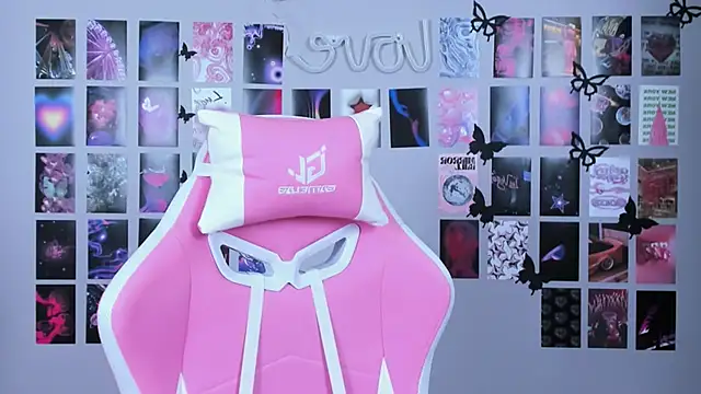 Snapshot of MiaMilas chatting on 02-12-25, 04:54 MiaMilas online show from 02-12-25, 04:54