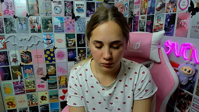 Snapshot of MiaMilas chatting on 10-18-25, 04:19 MiaMilas online show from 10-18-25, 04:19