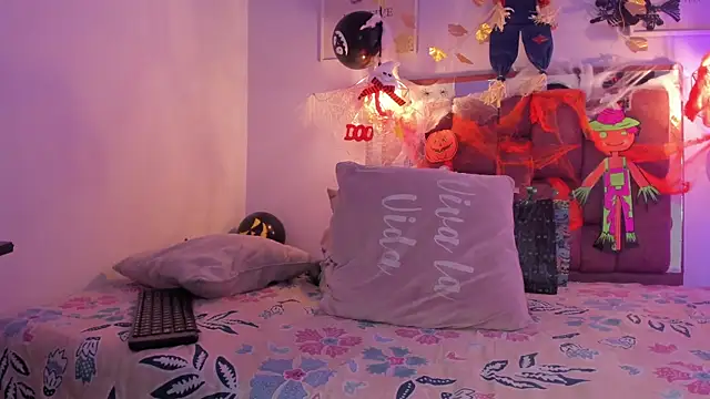 kristakinnky online show from 10-31-25, 01:23