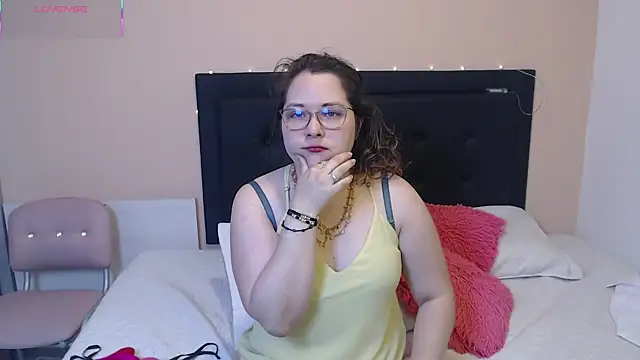 Snapshot of May_Carlier chatting on 03-19-25, 04:03 May Carlier online show from 03-19-25, 04:03