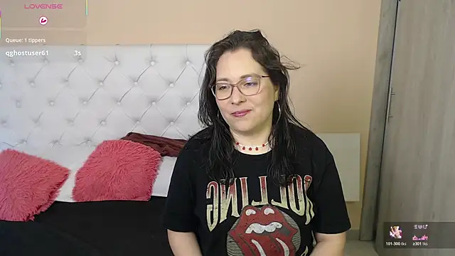 Snapshot of May_Carlier chatting on 01-08-26, 06:32 May Carlier online show from 01-08-26, 06:32