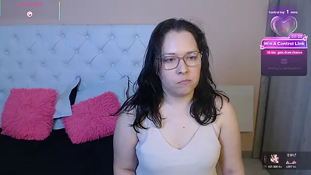 Snapshot of May_Carlier chatting on 01-12-26, 08:25 May Carlier online show from 01-12-26, 08:25