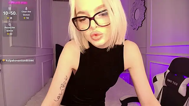 Snapshot of horny_blondiee chatting on 12-27-24, 11:39 horny blondiee online show from 12-27-24, 11:39