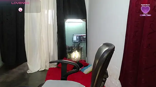 Snapshot of Aranza-Queen chatting on 05-19-26, 03:51 Aranza-Queen online show from 05-19-26, 03:51