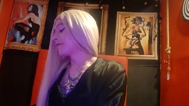Snapshot of MEGANNIXX chatting on 10-12-25, 04:11 MEGANNIXX online show from 10-12-25, 04:11