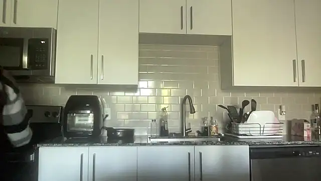 Snapshot of AveryJ99 chatting on 03-19-25, 09:27 AveryJ99 online show from 03-19-25, 09:27