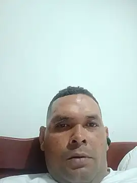 Snapshot of antoy---11 chatting on 08-08-26, 01:52 antoy---11 online show from 08-08-26, 01:52