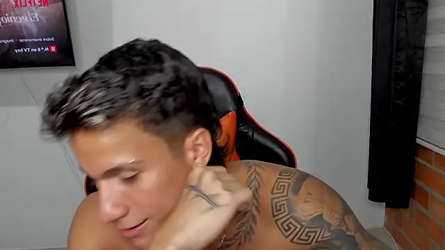 Snapshot of pettergrey1 chatting on 10-17-25, 11:18 pettergrey1 online show from 10-17-25, 11:18