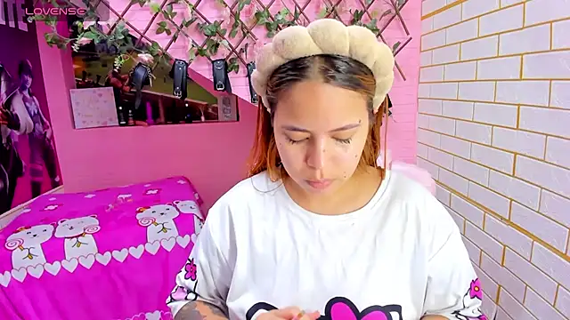 Snapshot of marcellaa303av chatting on 12-05-25, 12:52 marcellaa303av online show from 12-05-25, 12:52