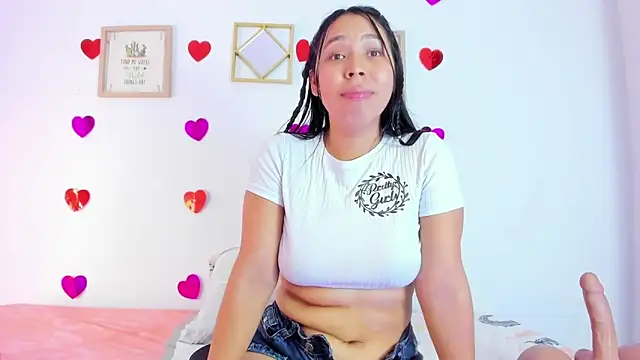 Snapshot of EmmaRogers chatting on 03-19-25, 06:55 EmmaRogers online show from 03-19-25, 06:55