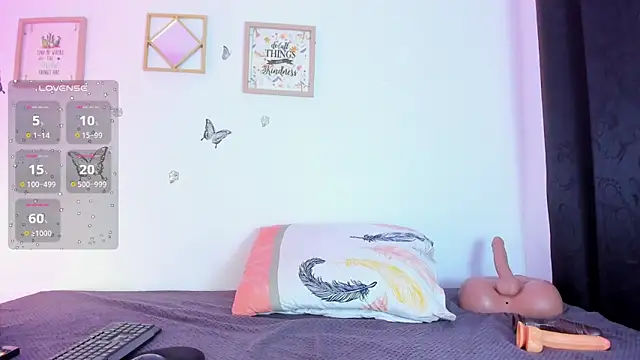 Snapshot of EmmaRogers chatting on 10-17-25, 03:36 EmmaRogers online show from 10-17-25, 03:36