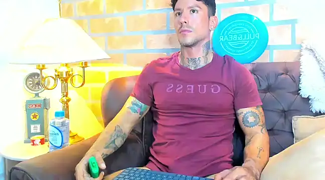 Snapshot of Dylanstonne chatting on 02-28-25, 10:17 Dylanstonne online show from 02-28-25, 10:17