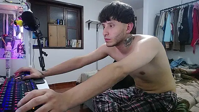 Snapshot of esjrobles chatting on 01-10-25, 04:33 esjrobles online show from 01-10-25, 04:33