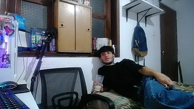 Snapshot of esjrobles chatting on 02-11-25, 03:29 esjrobles online show from 02-11-25, 03:29