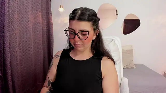 Snapshot of Vioolletta chatting on 10-15-25, 06:52 Vioolletta online show from 10-15-25, 06:52