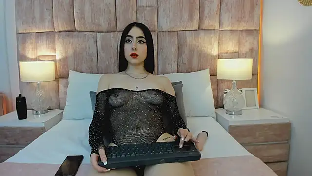 Snapshot of MonserratPeters chatting on 12-10-24, 04:34 MonserratPeters online show from 12-10-24, 04:34