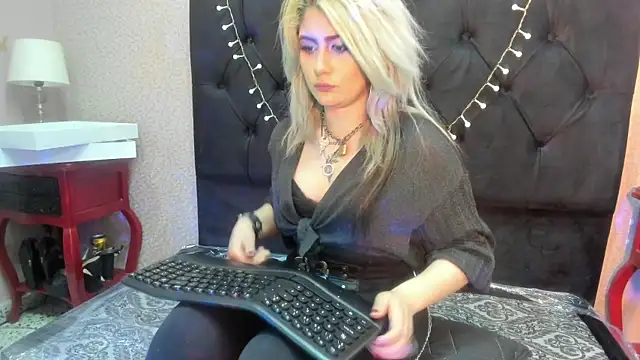 HollyWould   online show from 10-21-25, 06:08