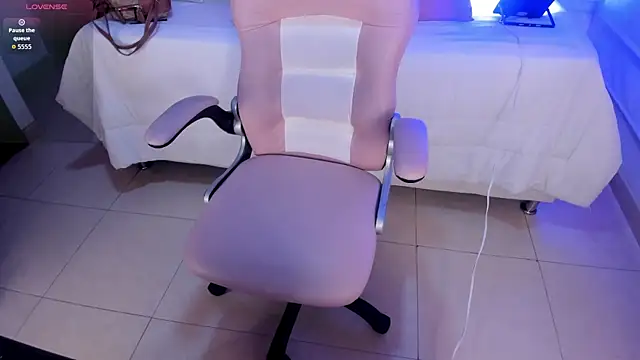 Snapshot of Kitty_Pam chatting on 10-30-25, 08:42 Kitty Pam online show from 10-30-25, 08:42