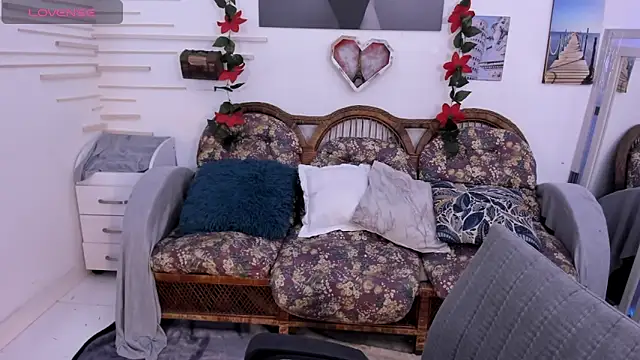 Snapshot of alinabozz1 chatting on 12-27-24, 01:22 alinabozz1 online show from 12-27-24, 01:22