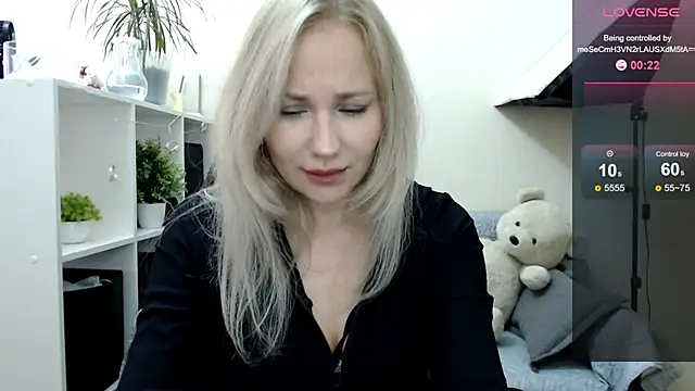 Snapshot of Sunny_bunny6 chatting on 09-24-25, 03:43 Sunny bunny6 online show from 09-24-25, 03:43