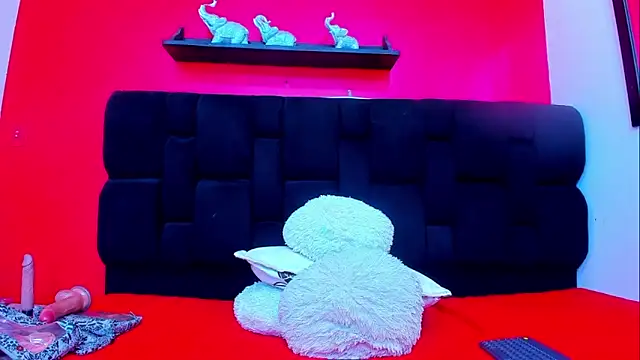 Snapshot of Leah_Gomed chatting on 01-13-25, 04:07 Leah Gomed online show from 01-13-25, 04:07