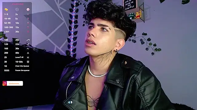 Snapshot of LyleBennett_ chatting on 12-06-24, 01:00 LyleBennett online show from 12-06-24, 01:00