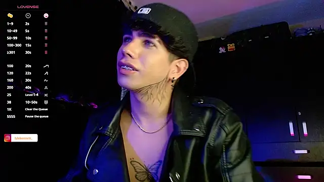 Snapshot of LyleBennett_ chatting on 12-16-24, 01:32 LyleBennett online show from 12-16-24, 01:32