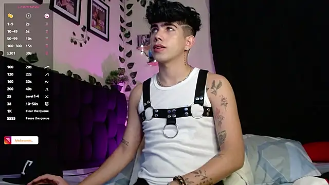 Snapshot of LyleBennett_ chatting on 02-09-25, 10:20 LyleBennett online show from 02-09-25, 10:20