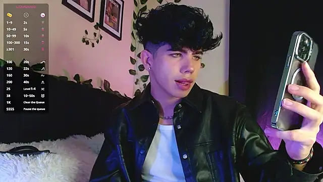 Snapshot of LyleBennett_ chatting on 03-22-25, 10:49 LyleBennett online show from 03-22-25, 10:49