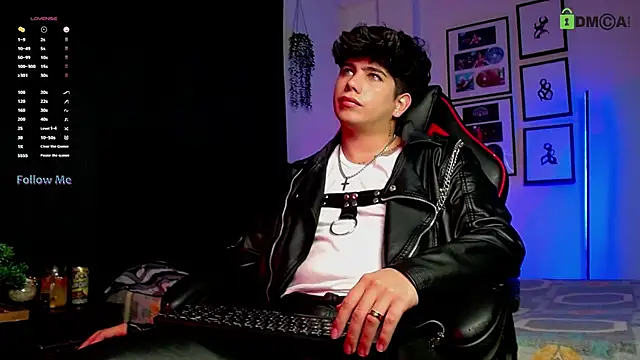 Snapshot of LyleBennett_ chatting on 11-14-25, 11:42 LyleBennett online show from 11-14-25, 11:42