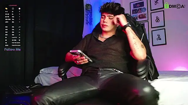 Snapshot of LyleBennett_ chatting on 01-10-26, 11:45 LyleBennett online show from 01-10-26, 11:45