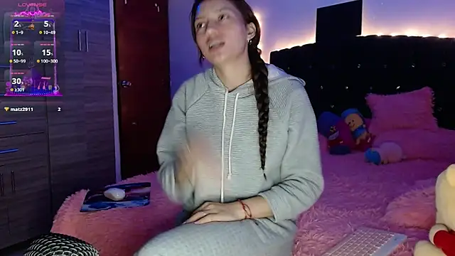 Snapshot of holy_juli chatting on 03-15-25, 06:47 holy juli online show from 03-15-25, 06:47