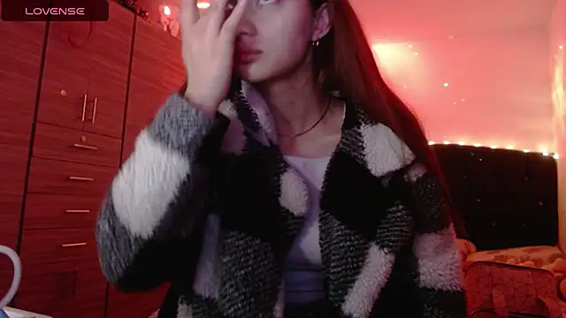 Snapshot of holy_juli chatting on 10-15-25, 05:07 holy juli online show from 10-15-25, 05:07