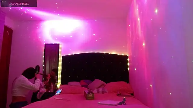 Snapshot of holy_juli chatting on 10-19-25, 02:45 holy juli online show from 10-19-25, 02:45