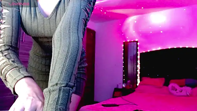 Snapshot of holy_juli chatting on 11-11-25, 03:39 holy juli online show from 11-11-25, 03:39