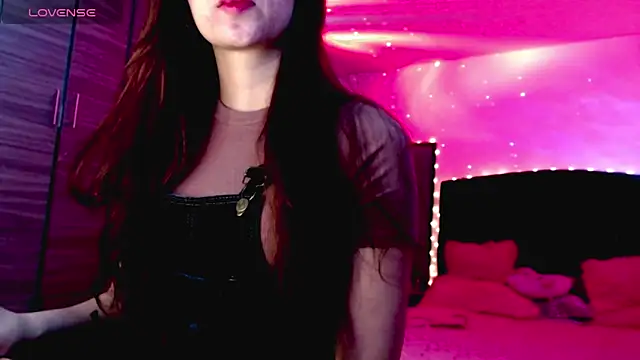 Snapshot of holy_juli chatting on 11-14-25, 05:17 holy juli online show from 11-14-25, 05:17