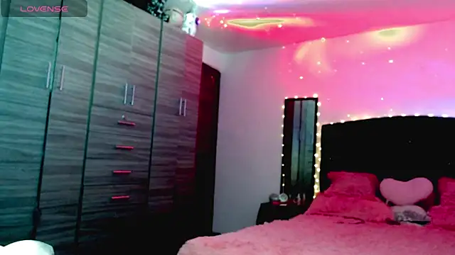 Snapshot of holy_juli chatting on 11-15-25, 04:10 holy juli online show from 11-15-25, 04:10