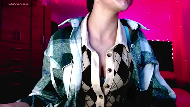 Snapshot of holy_juli chatting on 11-23-25, 04:01 holy juli online show from 11-23-25, 04:01