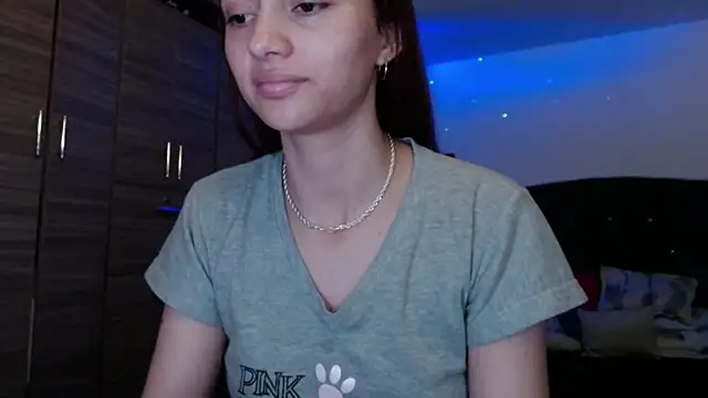 Snapshot of holy_juli chatting on 06-08-26, 03:29 holy juli online show from 06-08-26, 03:29