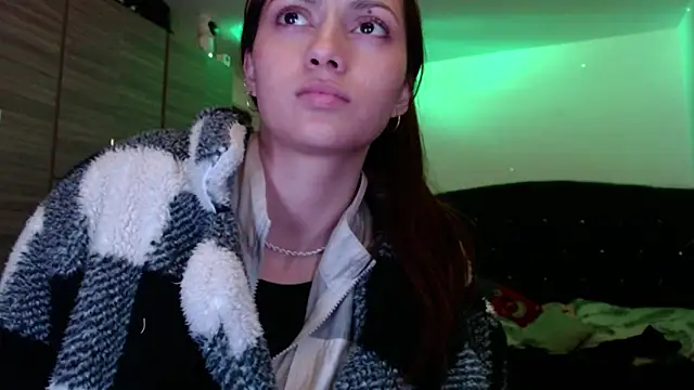Snapshot of holy_juli chatting on 06-10-26, 03:39 holy juli online show from 06-10-26, 03:39