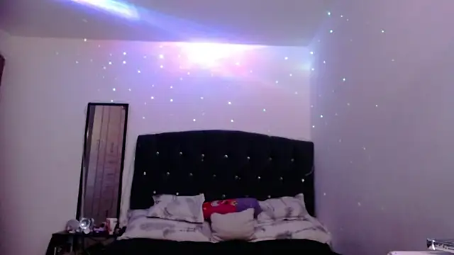 Snapshot of holy_juli chatting on 06-16-26, 02:47 holy juli online show from 06-16-26, 02:47