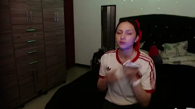 Snapshot of holy_juli chatting on 06-18-26, 04:24 holy juli online show from 06-18-26, 04:24