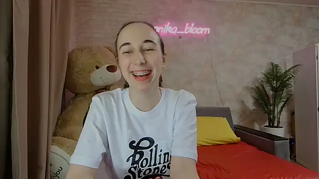 Snapshot of Anika_bloom chatting on 03-20-25, 09:56 Anika bloom online show from 03-20-25, 09:56