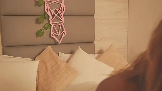 Lily Miiller online show from 01-08-26, 09:06